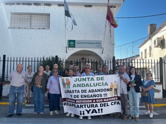 El Ayuntamiento de Lopera respalda la manifestación en defensa del Centro de Participación Activa