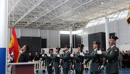 IZADO DE LA ENSEÑA NACIONAL POR MIEBROS DE LA BENEMÉRITA.