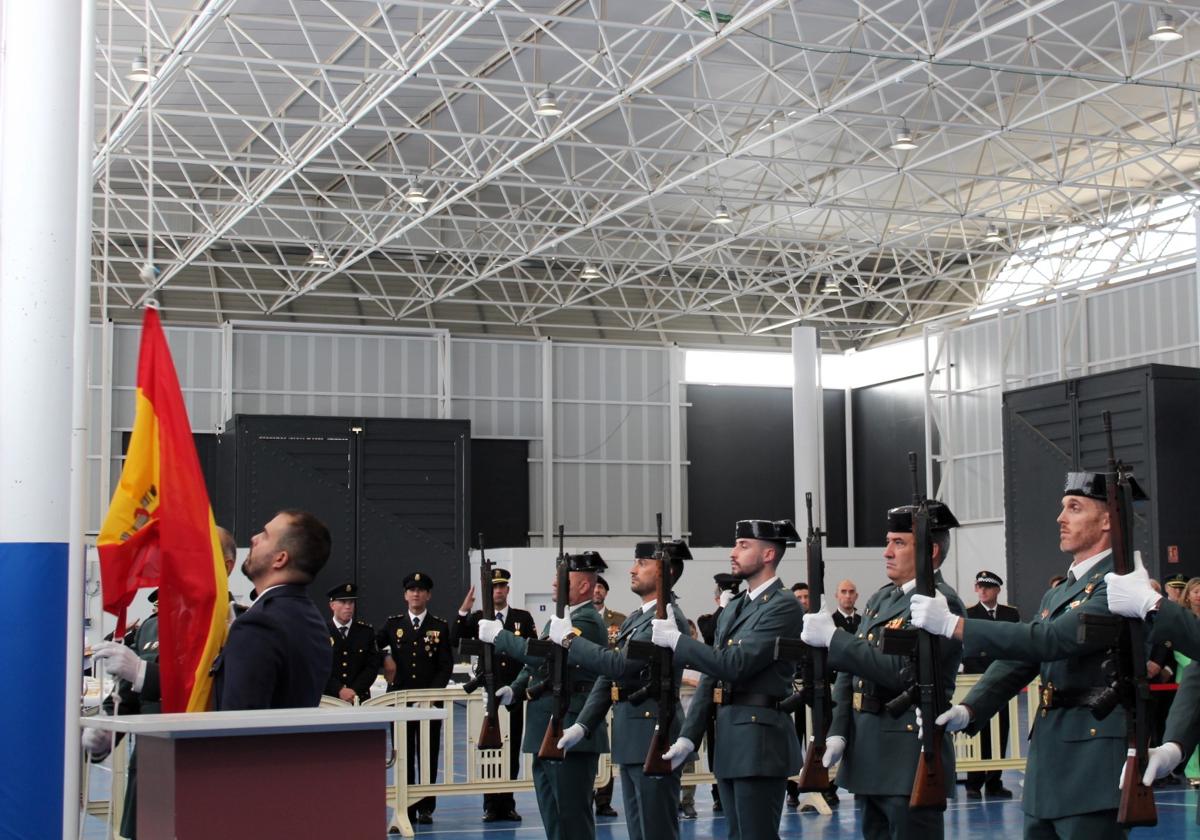 IZADO DE LA ENSEÑA NACIONAL POR MIEBROS DE LA BENEMÉRITA.
