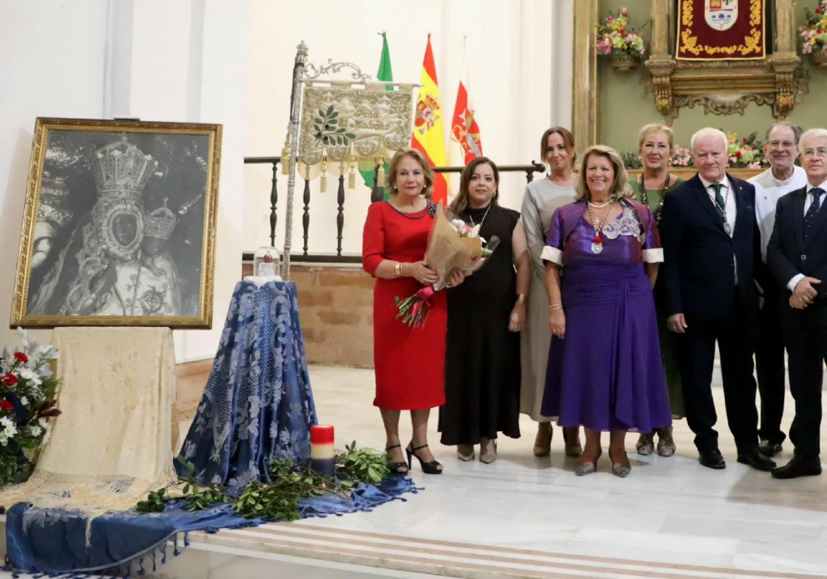 COLODRERO, ACOMPAÑADO POR MIEMBROS DE LA COFRADÍA MATRIZ, LA PEÑA Y EL CONSITORIO.