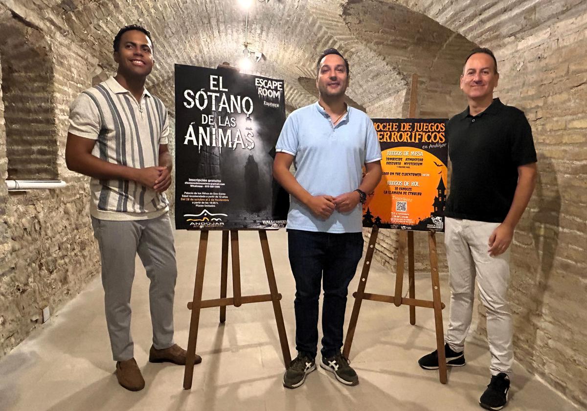 Emilio Rodríguez con los miembros de Esphera Teatro en la presentación de los actos.