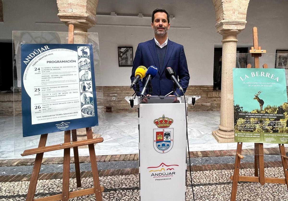 JUAN CARLOS MARTÍNEZ POSA CON LOS CARTELES DE LAS ACTIVIDADES.