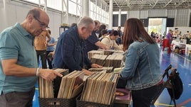 Los visitantes se fotografiaron ante los prototipos y adquerieron toda clase de objetos antiguos.
