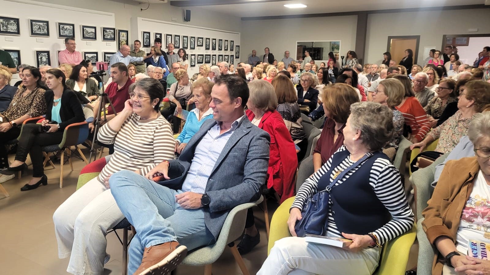 Gran presencia de público en la presentación del libro 'Renacer a la felicidad' de Ángel Dandy