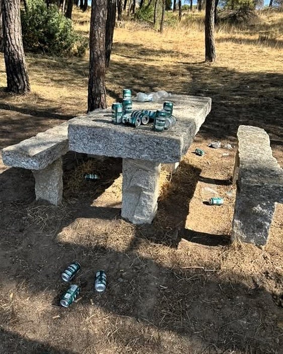 Latas de cerveza esparcidas por la zona.