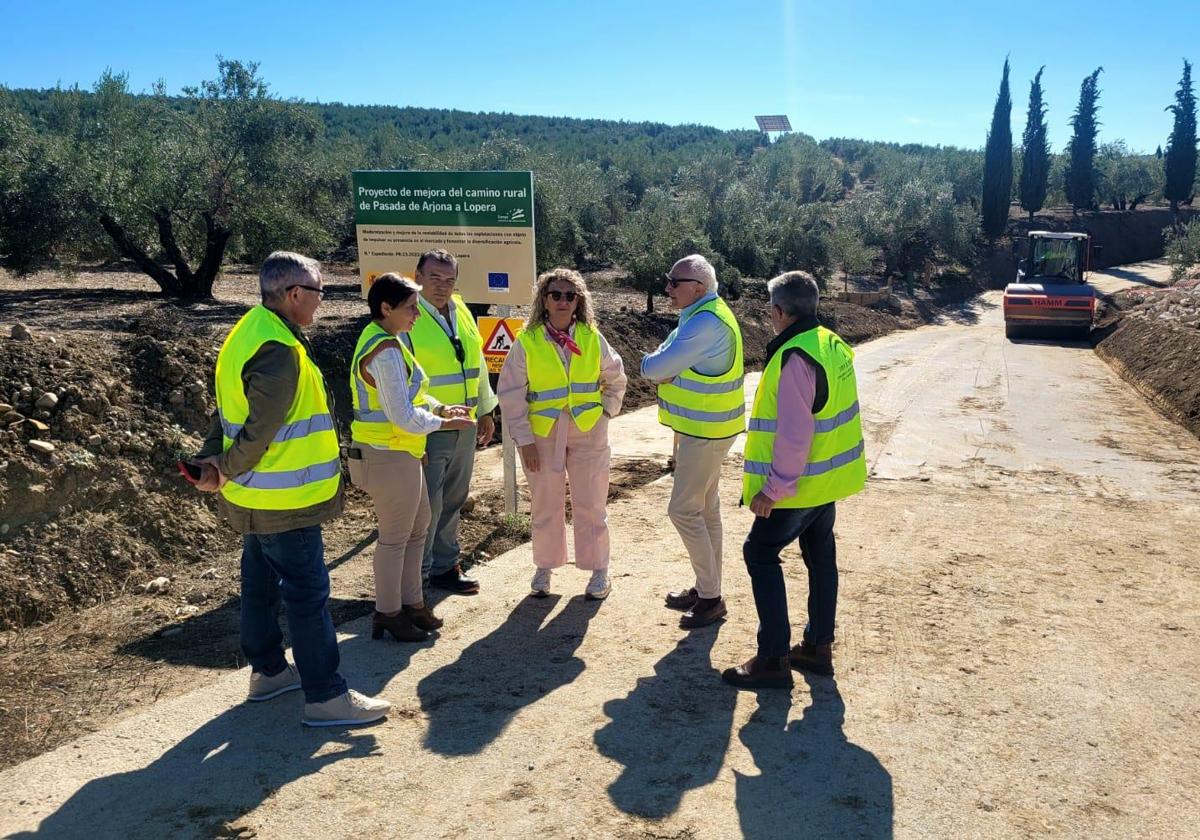 LA DELEGADA Y LA ALCALDESA DURANTE LA VISITA AL CAMINO.