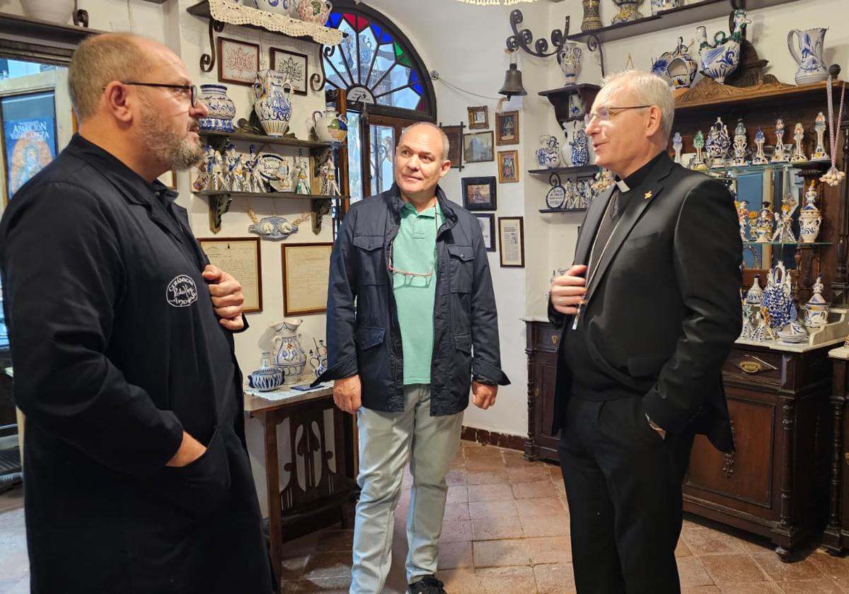 Pedro José López, Pedro Palenciano y monseñor Chico en el taller de cerámica del primero.