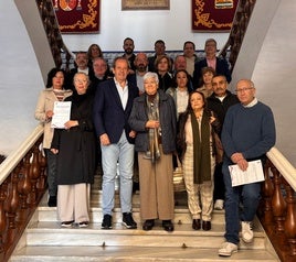 El alcalde y el concejal con los representantes de las asociaciones.