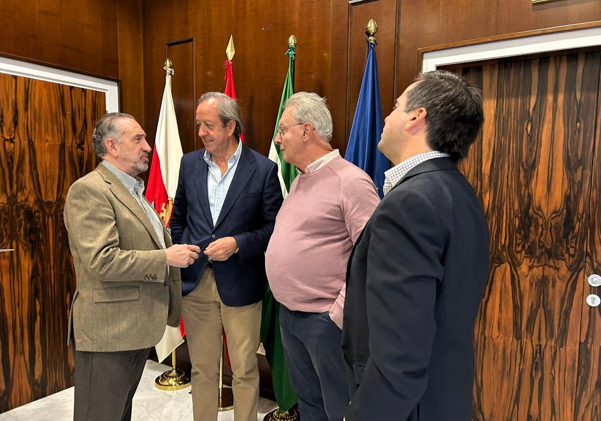 Vicente Martínez, Francisco Carmona y Antonio Cuenca, esta mañana en el Ayuntamiento.