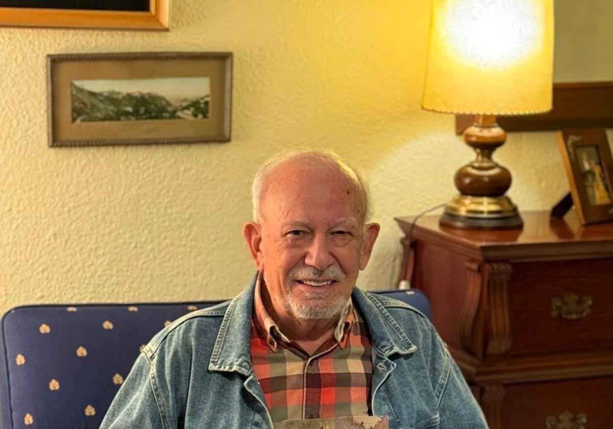 EDUARDO ALVARADO POSA CON SU LIBRO.