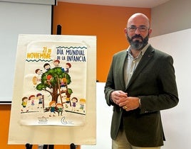 Manuel Mezquita posa con el cartel de la actividad.