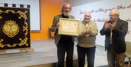 RAMÓN MOLINA, CON LA PLACA QUE LE ENTREGÓ LA AGRUPACIÓN DE COFRADÍAS.