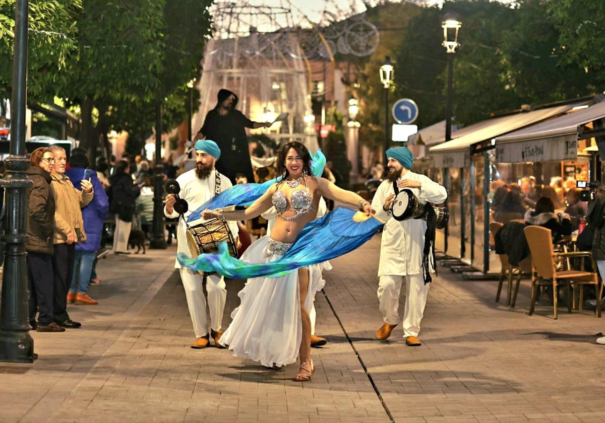 DESFILE POR EL CENTRO DE LA CIUDAD.