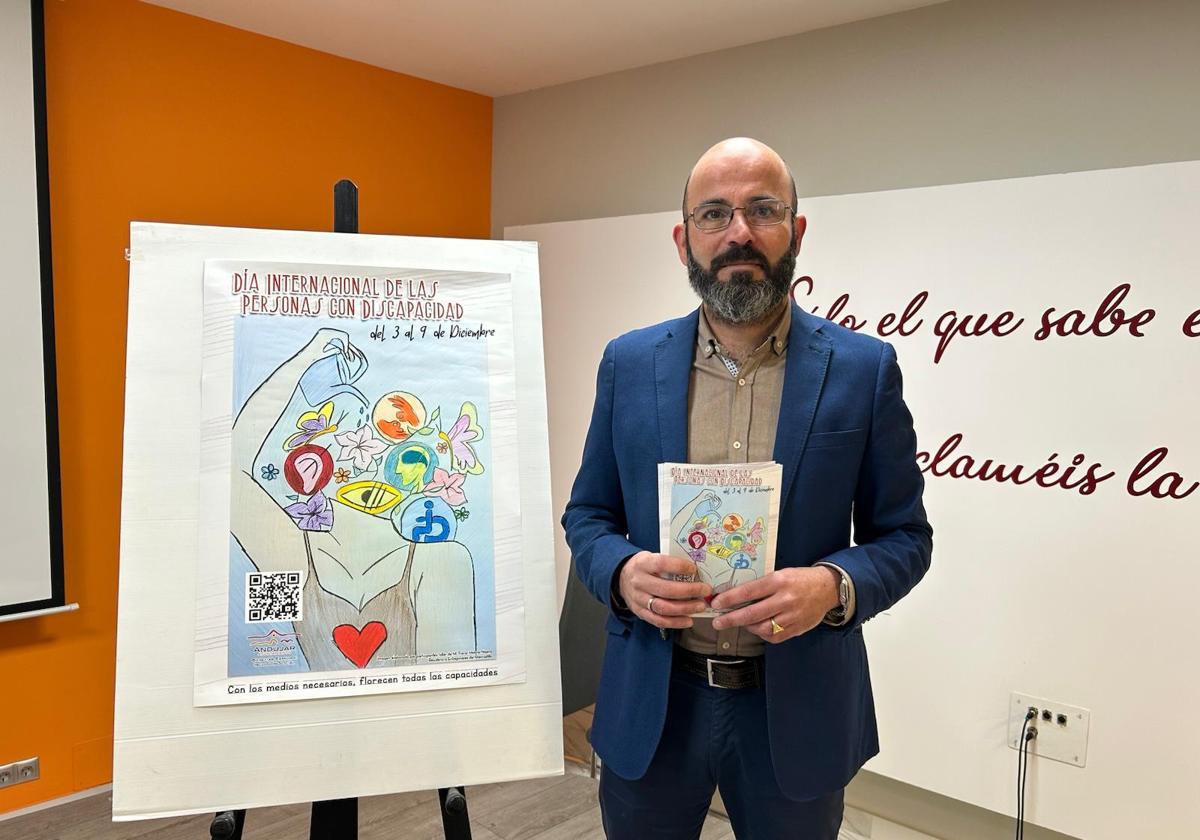 MANUEL MEZQUITA POSA CON EL CARTEL.