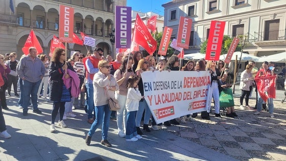 MANIFESTACIÓN DE LAS EMPLEADAS DEL SERVICIO DE AYUDA A DOMICILIO EN LA PLAZA DE ESPAÑA.