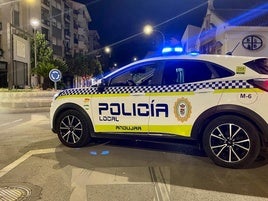 Coche de la Policía Local en un rotonda.