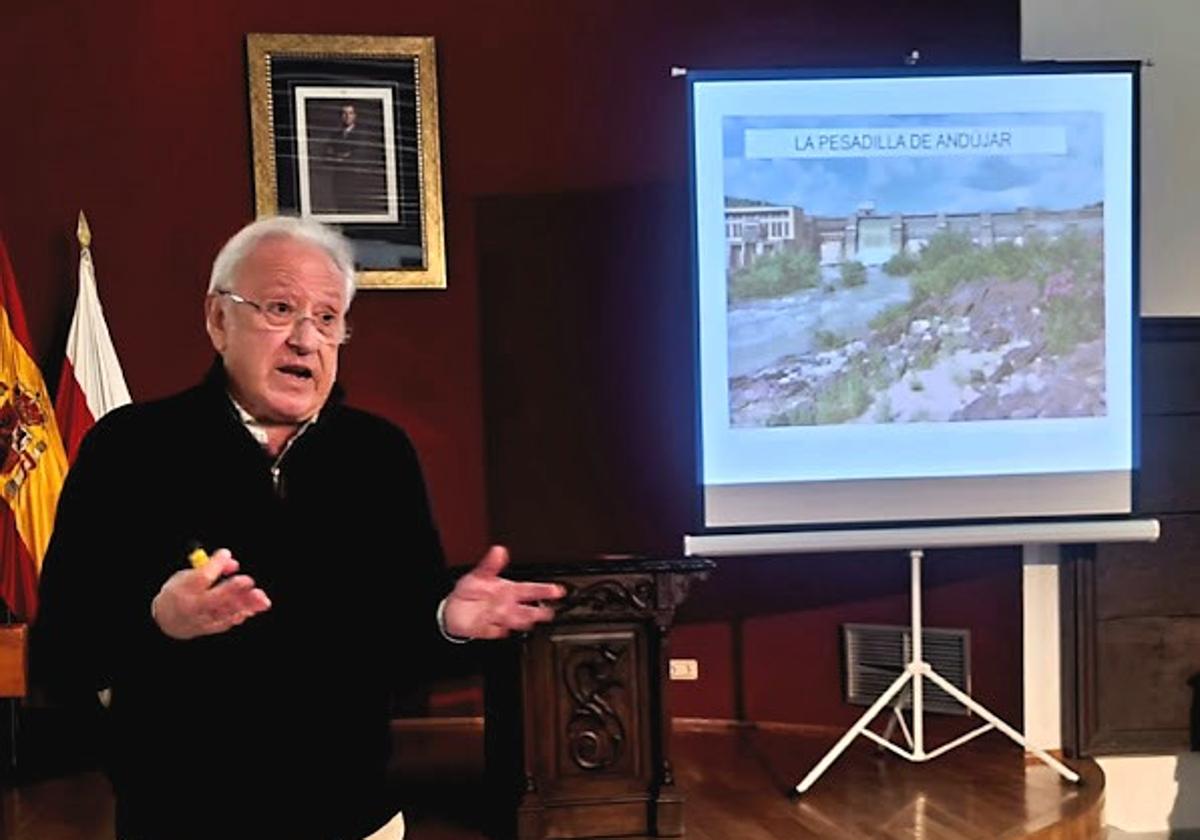 JOSÉ MANUEL MARÍN DURANTE SU EXPLICACIÓN.