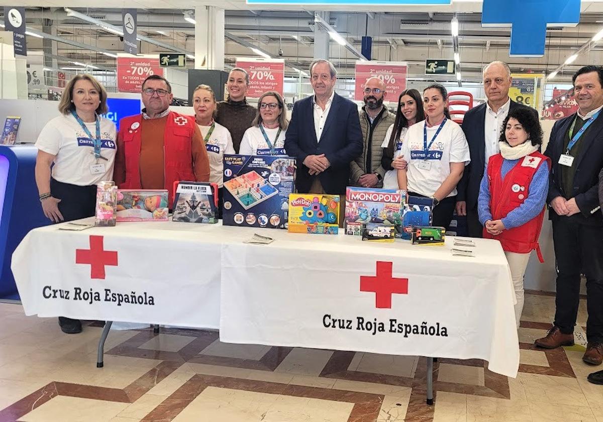 Los responsables de ambas instituciones posan con el alcalde ayer en las instalaciones de Carrefour.