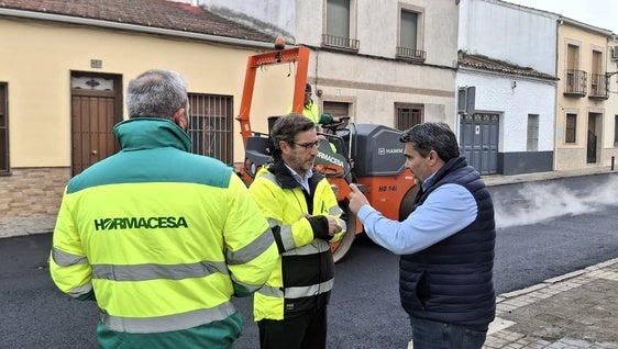 La Junta inicia los trabajos de mejora del firme de la travesía de la A-6176 a su paso por Marmolejo