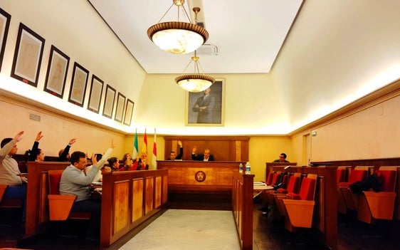 El equipo de gobierno votando a favor de las cuentas, con la bancada de la oposición vacía.