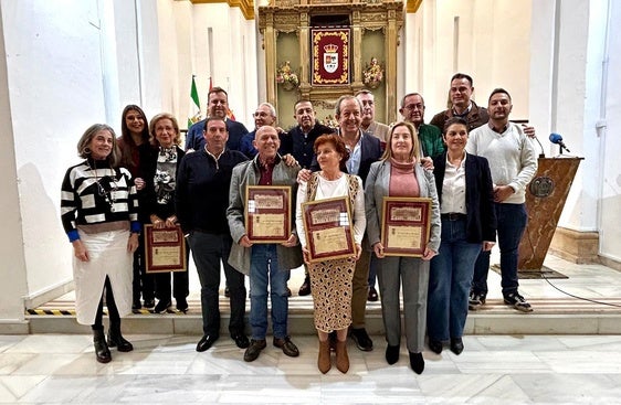 Los empleados jubilados posan con el alcalde y miembros de la Corporación Municipal.