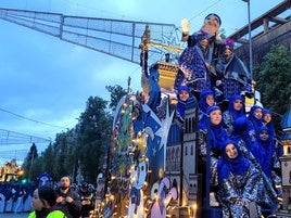 COMITIVA DEL REY GASPAR A SU PASO POR LA AVENIDA BLAS INFANTE Y MELCHOR SE DIRIGE A UN NIÑO EN EL CENTRO DE INICIATIVAS SOCIALES.