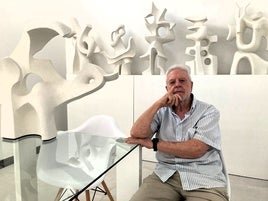 Miguel Fuentes del Olmo posa con sus creciones.