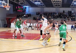 EL BASE FACUNDO DAYER INICIA UNA DE LAS OPERACIONES OFENSIVAS DEL CB ANDÚJAR ANTE LA ZUBIA.