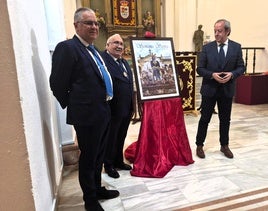 Avel Plaza, Alfonso Soto y Francisco Carmona con el cartel.