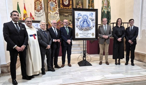 Autoridades en la presentación del cartel de Pedro López, quien conversa con el próximo pregonero, Fran Carriscondo.