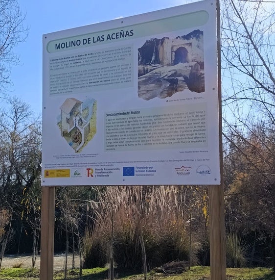 Cartel explicativo del Molino de las Aceñas en medio del sendero.