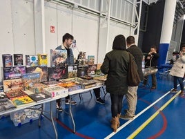 Los jóvenes se acercaron desde primeras horas de la mañana al pabellón para conocer la oferta y Custodio Pérez muestra su trilogía.