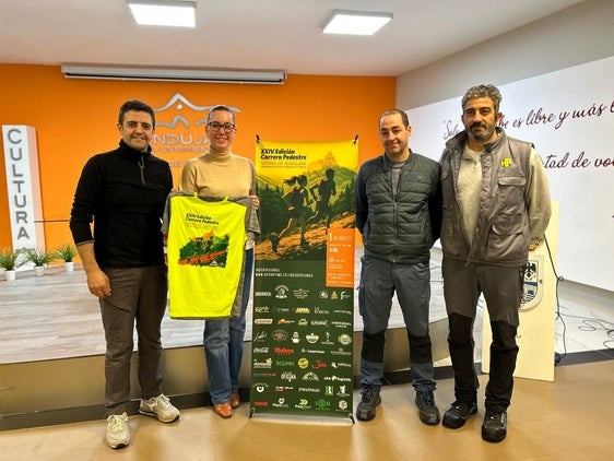 MARÍA JOSÉ FUENTES CON LOS RESPONSABLES DE BICHARRAKOS BIKE.