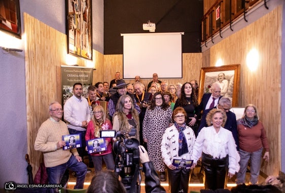 Parrticipantes del recital posan en una foto de familia.