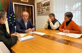 RESPONSABLES DEL CONSISTORIO Y DE LA ASOCIACIÓN RADIO TAXI, ESTA MAÑANA EN EL AYUNTAMIENTO.