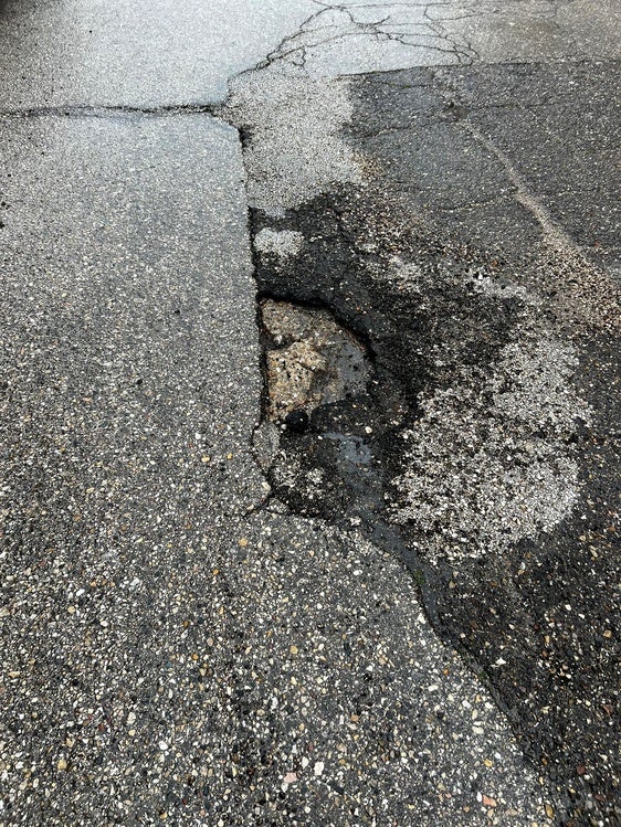 Socavón en una vía de la ciudad.