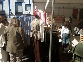 Rosa Salas, responsable de la firma 'La Vie en Rose' atiende a la clientela y desfile de Flor de Cerezo.