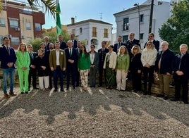 FOTO DE FAMILIA DE LOS PARTICIPANTES EN EL ACTO.