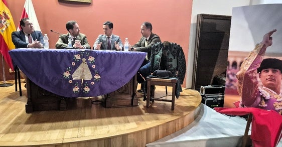 Galván durante su tertulia con Luis Miguel Parrado.