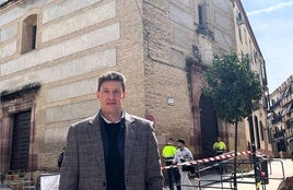MANUEL EN EL EXTERIOR DEL RECINTO.