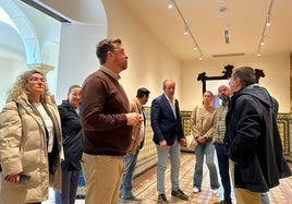 EL ALCALDE Y MIEMBROS DE LA CORPORACIÓN MUNICIPAL DURANTE SU VISITA AL EDIFICIO.