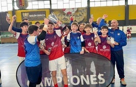 AMBAS ESCUADRAS CELEBRAN LOS TÍTULOS CONSEGUIDOS ANTE UN GRAN RIVAL DE AHÍ QUE LA GESTA TENGA MÁS DIMENSIÓN.