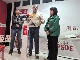 Blas Alves, Víctor Torres y Micaela Navarro,en la sede del PSOE.