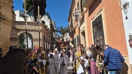 PASO DE LA BORRIQUITA POR LA CALLE MAESTRA Y NUESTRO PADRE JESÚS NAZARENO NADA MÁS SALIR DEL TEMPLO DE SAN BARTOLOMÉ.