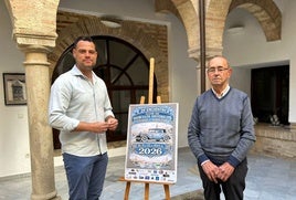 Antonio Torres y Amador Caler posan con el cartel.