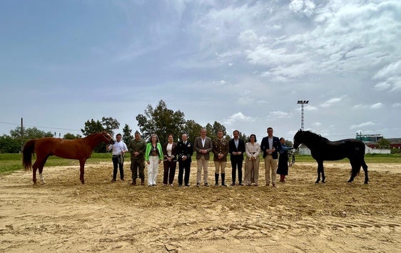 Las autoridades civiles y militares durante la presentación de ejemplares para la inseminación.