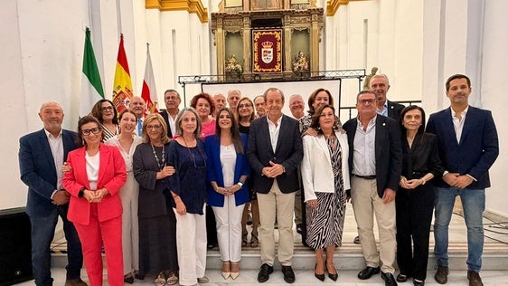 Un total de 16 profesores jubilados reciben un homenaje público en Andújar