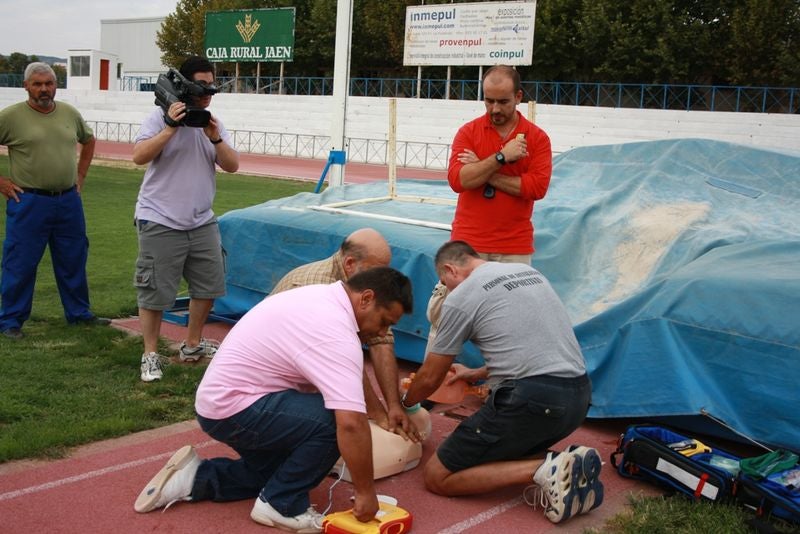 Andújar pionera en la adquisición de desfibriladores para las instalaciones deportivas