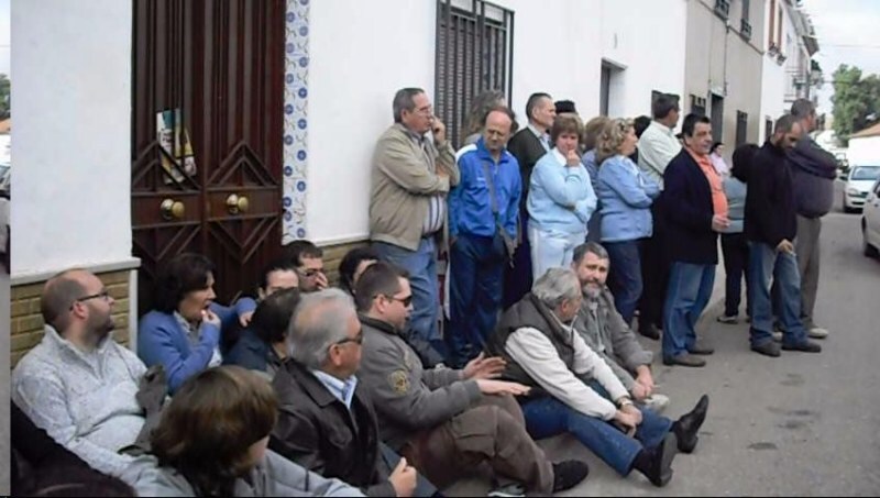 Miembros del colectivo 15M consiguen el aplazamiento de un desahucio en Marmolejo