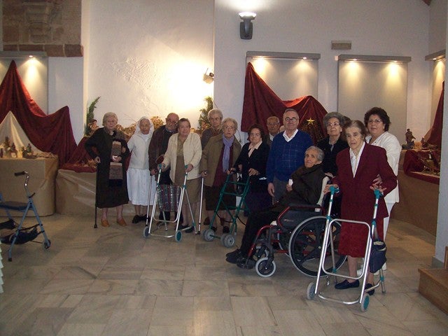 Los alumnos de las Aulas Socioculturales muestran sus belenes artesanales